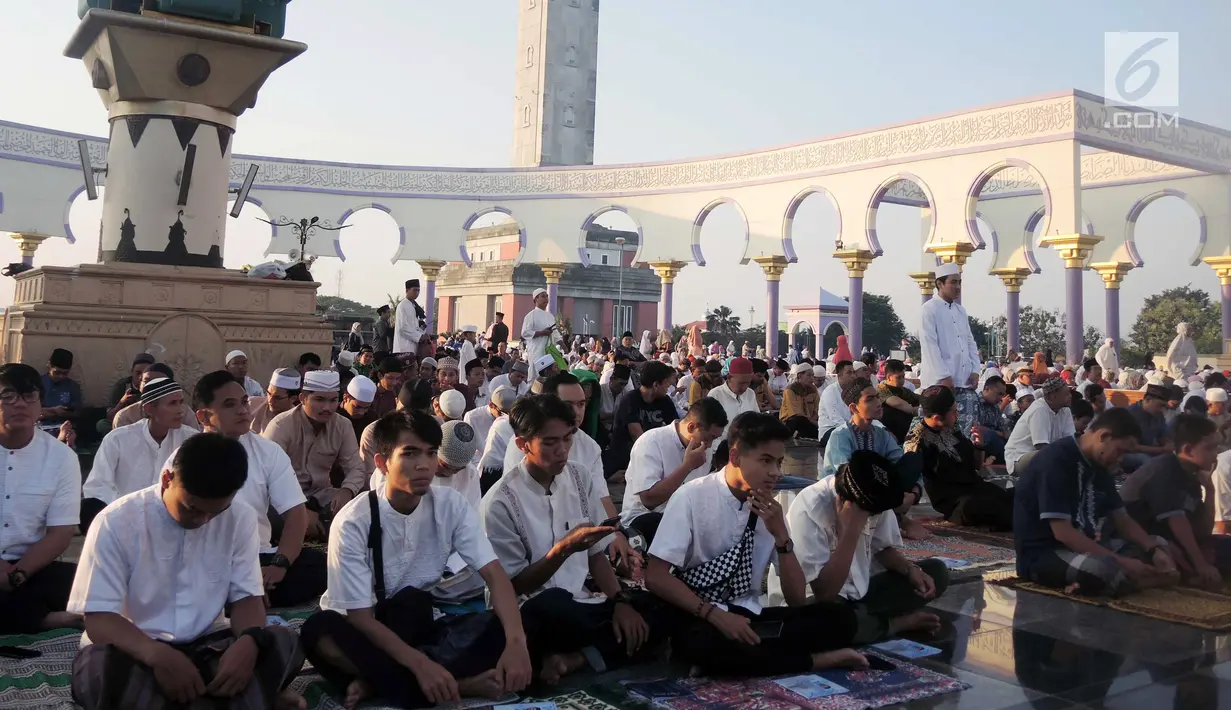 Umat muslim menunggu pelaksanaan salat Idul Fitri di Masjid Agung Jawa Tengah, Semarang, Rabu (5/6/2019). Salat Idul Fitri di Masjid Agung Jawa Tengah diikuti oleh ribuan umat muslim. (Liputan6.com/Gholib)
