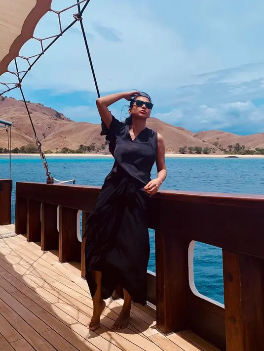 Menggunakan busana berwarna hitam, gaya Dita ini terlihat cukup manis. Ia juga memilih memadukan busana hitamnya dengan kacamata senada saat asyik berlayar di sekitar Pulau Komodo. (Liputan6.com/IG/@ditaofficial.id)