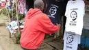 Seorang pria tampak memajang kaos bergambar Obama, Kenya, Kamis (23/7/2015).  Pembuatan kaos ini sebagai sambutan kepada Obama yang akan melakukan kunjungan kenegaraan ke Kenya pada Jumat (24/7). (REUTERS/Noor Khamis)