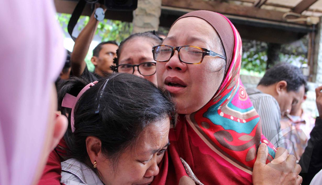 Kesedihan terlihat di wajah Utami,istri komedian Ferrasta Soebardi alias Pepeng, saat beberapa keluarga memberinya pelukan di rumah duka di kawasan Cinere, Depok, Rabu (6/5/2015). Pepeng meninggal dunia di usia 60 tahun. (Liputan6.com/Helmi Afandi)