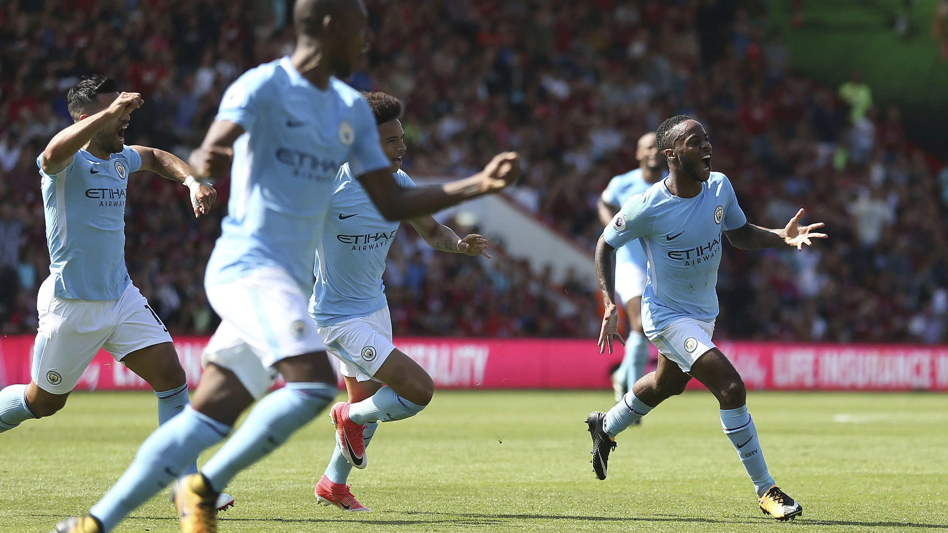 Para pemain Manchester City merayakan gol Raheem Sterling saat mlawan AFC Bournemouth pada lanjutan Premier League di Vitality Stadium, Bournemouth, (26/8/2017). (Steven Paston/PA via AP)