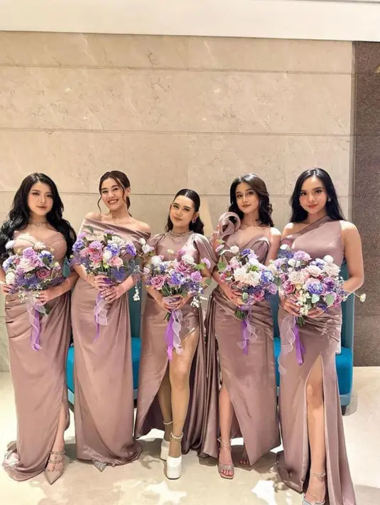 Rekan idol angkatan Mahalini lainnya seperti Tiara Andini, Ziva Magnolia, Keisya Levronka, dan Lyodra Ginting kompak menjadi bridesmaid. Di acara resepsi ini, mereka tampil mengenakan dress warna ungu muda dengan gaya khas masing-masing. [@thebridedept]