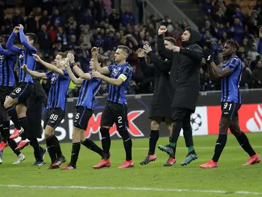 Para pemain Atalanta merayakan kemenangan atas Valencia usai pertandingan leg pertama babak 16 besar Liga Champions di stadion San Siro di Milan, Italia, Rabu, (19/2/2020). Atalanta menang telak atas Valencia 4-1.  (AP Photo/Luca Bruno)