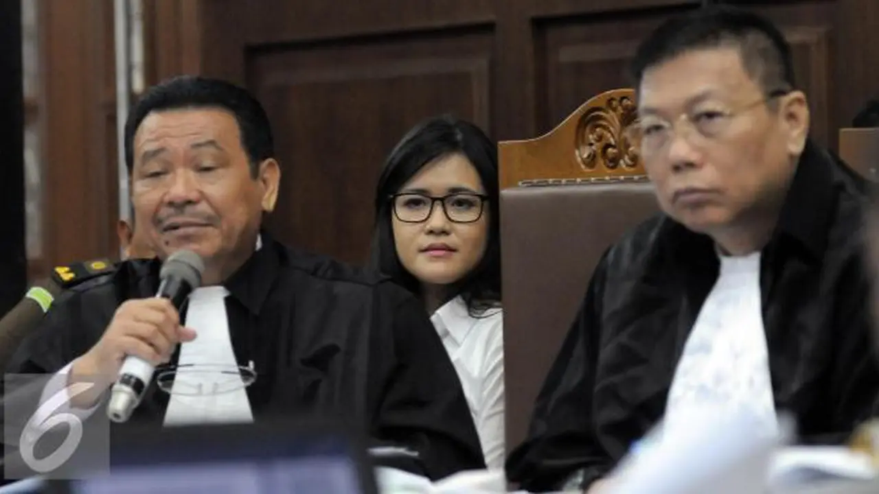 Jessica Wongso Terlihat Cantik Pakai Kacamata