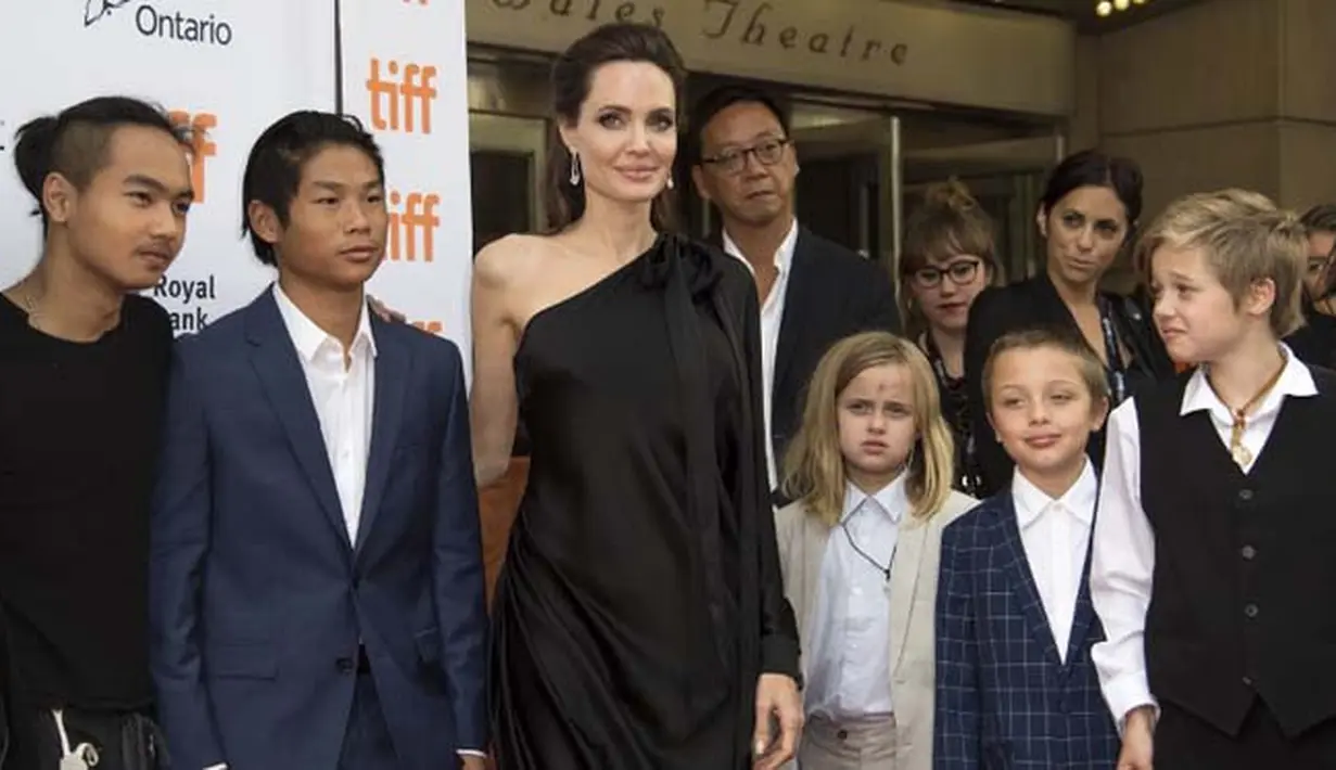 Kedekatan Jolie dengan anak-anak memang lebih erat dibandingakan Pitt yang sejauh ini jarang bertemu. Berikut pernyataan Maddox, anak sulung Pitt dan Jolie mengenai ibunya. (AFP/Valerie Macon)