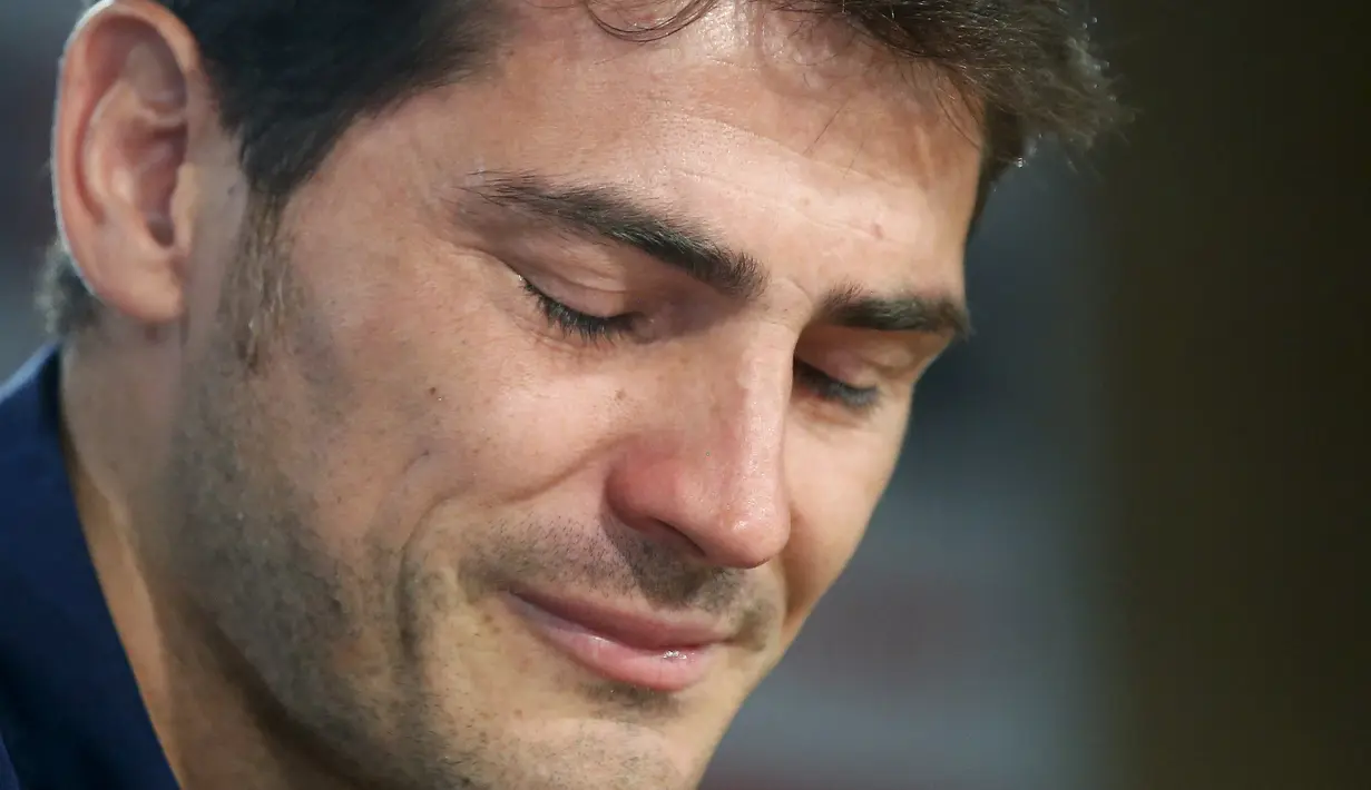 Ekpresi Iker Casillas saat menyampaikan salam perpisahan di Stadion Santiago Bernabeu, Madrid, Spanyol, Minggu (12/7/2015). Setelah 25 tahun, Casillas akhirnya resmi meninggalkan Real Madrid menuju Porto FC. (REUTERS/Andrea Comas)