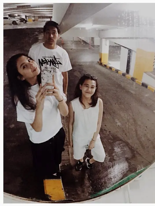 Dengan mengenakan busana santai, Aaliyah begitu ceria disebuah parkiran sebuah mall. (Bintang.com/@aaliyah.massaid)