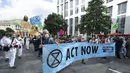 Para pengunjuk rasa mengikuti demonstrasi bertajuk Extinction Rebellion di pusat kota Manchester, Inggris (1/9/2020). Mereka menyerukan kepada anggota parlemen untuk mendukung RUU darurat iklim yang menurut mereka akan mempercepat kemajuan Inggris dalam mengurangi emisi karbonnya. (Xinhua)