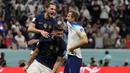 Timnas Inggris harus terhenti langkahnya di babak perempatfinal Piala Dunia 2022 usai kalah 1-2 dari juara bertahan Prancis dalam laga yang digelar Minggu (11/12/2022) dini hari WIB di Al Bayt Stadium, Al Khor, Qatar. Kekalahan Inggris tak lepas dari kegagalan Harry Kane mengeksekusi penalti keduanya dalam laga tersebut. Sebelumnya Harry Kane sukses mengeksekusi penalti pada kesempatan pertama untuk menyamakan skor 1-1. (AP/Frank Augstein)