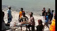 Nelayan Masalembu saat mengevakuasi korban Kapal Santika Nusantara