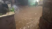 Hujan deras menyebabkan banjir di sejumlah titik di Kota Bogor, Jawa Barat, Minggu (26/11/2023) sore. (Foto: Achmad Sudarno/Liputan6.com).