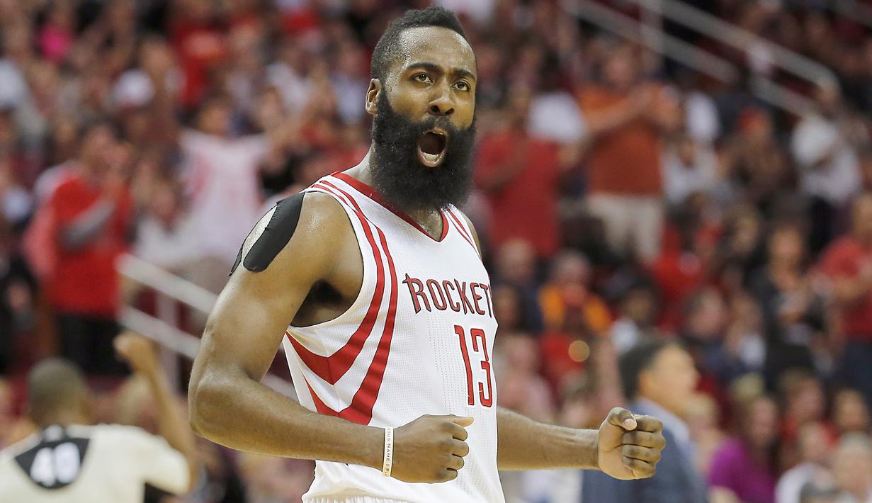 Pemain Houston Rockets James Harden melakukan selebrasi saat pertandingan NBA kuartal ketiga di Toyota Center, Amerika Serikat, (2/11/2015). Rockets menang 110 - 105 atas Thunder. (Reuters/ Thomas B. Shea)