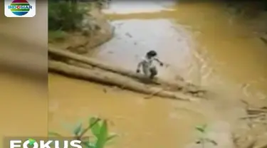 Dalam video amatir petugas terpaksa menyebrangi Sungai Pangurudan yang kondisinya sangat berbahaya dan dipenuhi lumpur.