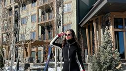 Meski dalam keadaan dingin, Nia Ramadhani tetap bergaya stylish. Ya, Nia sangat stylish dengan mengenakan outfit hitam berkacamata dan menenteng alat sky. Gaya kerennya ini mencuri perhatian publik. (Liputan6.com/IG/@ramadhaniabakrie)