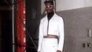 Lil Nas X juga hadir menjadi tamu di fashion show Coach. Ia tampil serba putih dengan atasan jaket crop top dan skirt panjang. Dipadukan crop top turtleneck hitam. [@lilnasx]