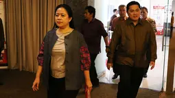 Menko PMK, Puan Maharani (kiri) menuju ruang rapat persiapan Sea Games 2017 Kuala Lumpur di Kemenko PMK, Jakarta Pusat, Jumat (14/7). Sebagaimana diketahui, Sea Games 2017 akan berlangsung pada Agustus mendatang di Kuala Lumpur (Liputan6.com/Angga Yuniar)