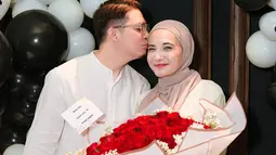 Momen kejutan yang diinisiasi oleh Irwansyah ini menjadi salah satu bentuk kasih sayangnya terhadap Zaskia yang telah setia mendampinginya selama 13 tahun pernikahan. Ibu satu anak itu juga mendapat buket bunga mawar besar dan ciuman hangat dari suami tercinta. (Liputan6.com/IG/@zaskiasungkar15)