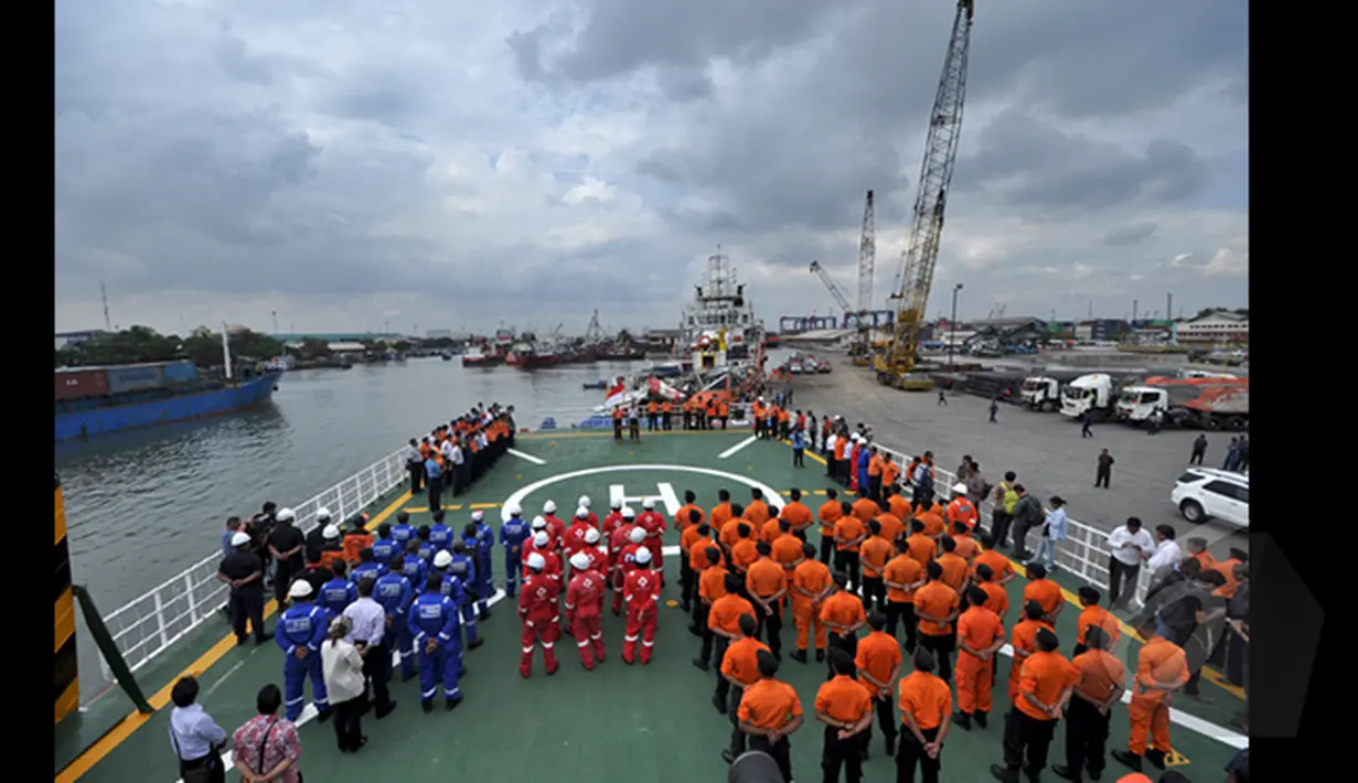 Sejumlah petugas berbaris saat penyerahan bangkai pesawat AirAsia QZ8501 ke Komite Nasional Keselamatan T‎ransportasi (KNKT) di Pelabuhan Tanjung Priok, Jakarta, Senin (2/3/2015). (Liputan6.com/Faizal Fanani)