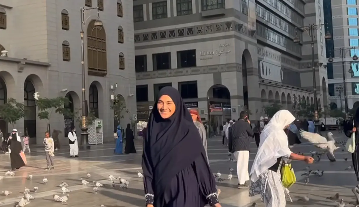 Maudy juga mengenakan gamis ruffle hitam dengan aksen beads pada bagian lengan. Dipadukan kerudung panjang warna senada. [@maudykoesnaedi]