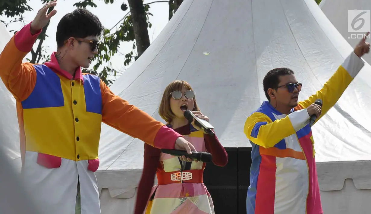 Aksi pembawa acara Indra Bekti, Chika Jessica, dan Lee Jeong Hoon dalam Panggung Gembira di Semarang, Jawa Tengah, Sabtu (15/12). Acara dimeriahkan oleh Rita Sugiarto, Ridho Rhoma serta artis Dangdut Academy dan Bintang Pantura. (Liputan6.com/Gholib)