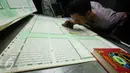 Pekerja memeriksa hasil cetak Alquran di Jakarta, Rabu (11/1). Kementerian Agama berharap tidak ada lagi penyalahgunaan limbah kertas percetakan Alquran yang digunakan sebagai bungkus makanan. (Liputan6.com/Faizal Fanani)