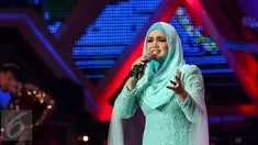 Penyanyi Siti Nurhaliza saat tampil di acara Golden Memories International, Jakarta, Kamis (12/1). Siti Nurhaliza tampil cantik dengan busana bernuansa biru. (Liputan6.com/Yoppy Renato)