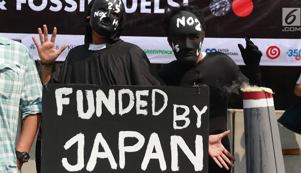 Aktivitis melakukan aksi teatrikal di Kedubes Jepang di Jakarta, Rabu (26/6/2019). Mereka meminta Jepang menghentikan pendanaan proyek energi kotor batubara yang memicu krisis iklim, pencemaran, kerusakan lingkungan dan penderitaan masyarakat khususnya di Indonesia. (Liputan6.com/Immanuel Antonius)