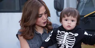 Jessika Iskandar membawa buah hati ke tempat kerjanya. El Barack Alexander anak semata wayangnya sangat senang dengan mainan truk. (Dezmond Manullang/Bintang.com)