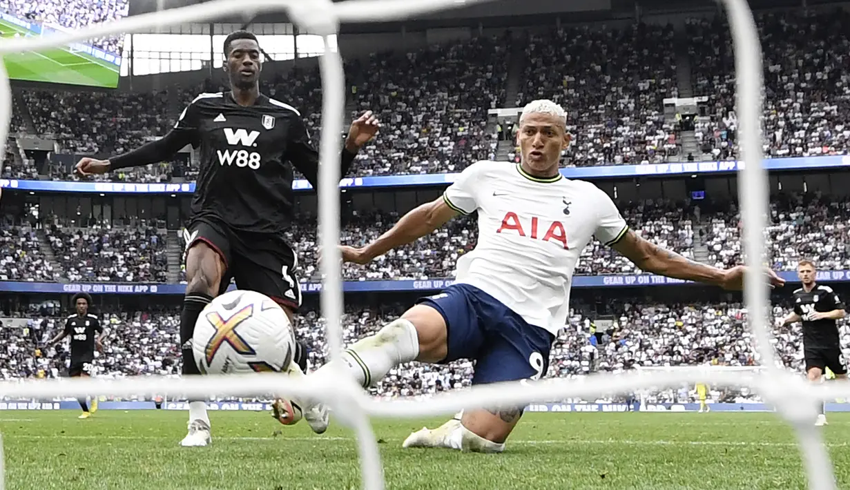 Richarlison. Striker Brasil berusia 25 tahun yang baru bergabung dengan Tottenham Hospur pada awal muism 2022/2023 usai didatangkan dari Everton ini kini mempunyai nilai pasar 50 juta euro atau setara Rp746 miliar. Pada musim 2022/2023 ini ia telah bermain dalam 7 laga di Liga Inggris namun belum mencetak satu gol pun. Di Liga Champions ia justru telah menyumbang 2 gol bagi The Lilywhites. (AFP/Glyn Kirk)