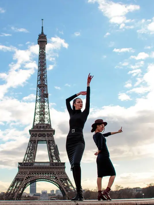 Model asal Rusia, Ekaterina Lisina berpose saat berfoto bersama seorang wanita dengan latar belakang Menara Eiffel. Hampir semua bagian tubuhnya berukuran lebih besar, termasuk sepatu. Ukuran sepatu Ekaterina ini nomor 47. (Instagram/ekaterina_lisina15)