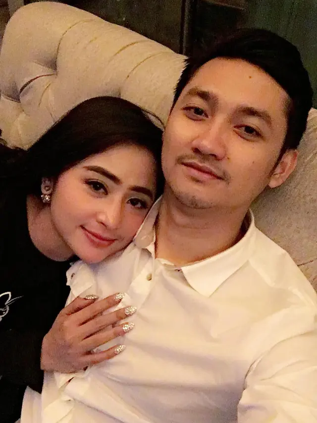 [Bintang] Bikin Iri, Ini 8 Foto Mesra Dewi Perssik dan Angga Wijaya