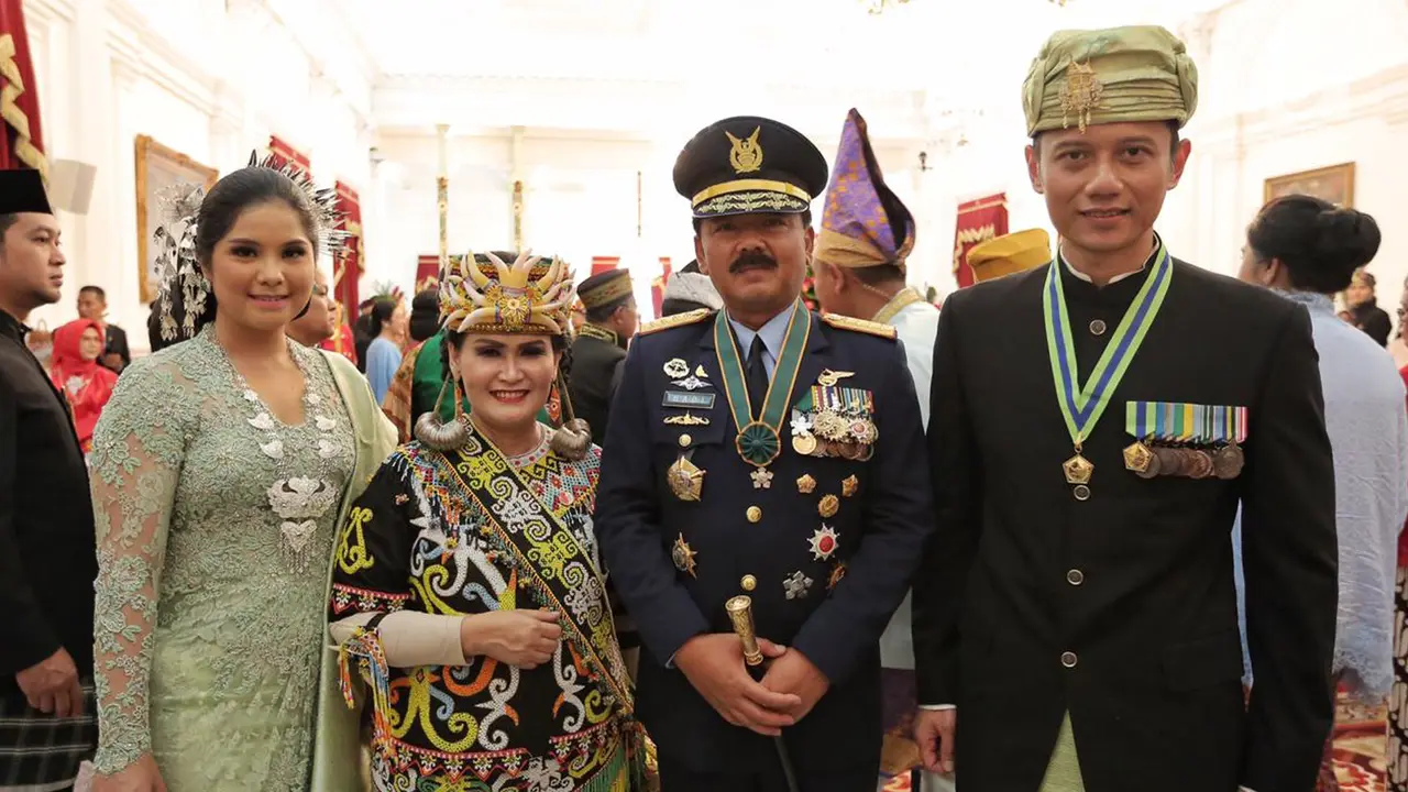 HUT ke-74 RI, AHY dan Annisa Pohan Tampil Serasi Berbaju Adat