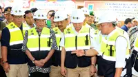 Menteri ESDM Ignasius Jonan dan Dirut PT PGN Jobi Triananda Hasjim saat mengunjungi jaringan gas bumi rumah tangga di Kecamatan Prajurit Kulon, Mojokerto (13/8). Target sambungan jaringas gas diperkirakan selesai pada akhir 2017.(Liputan6.com/Pool)