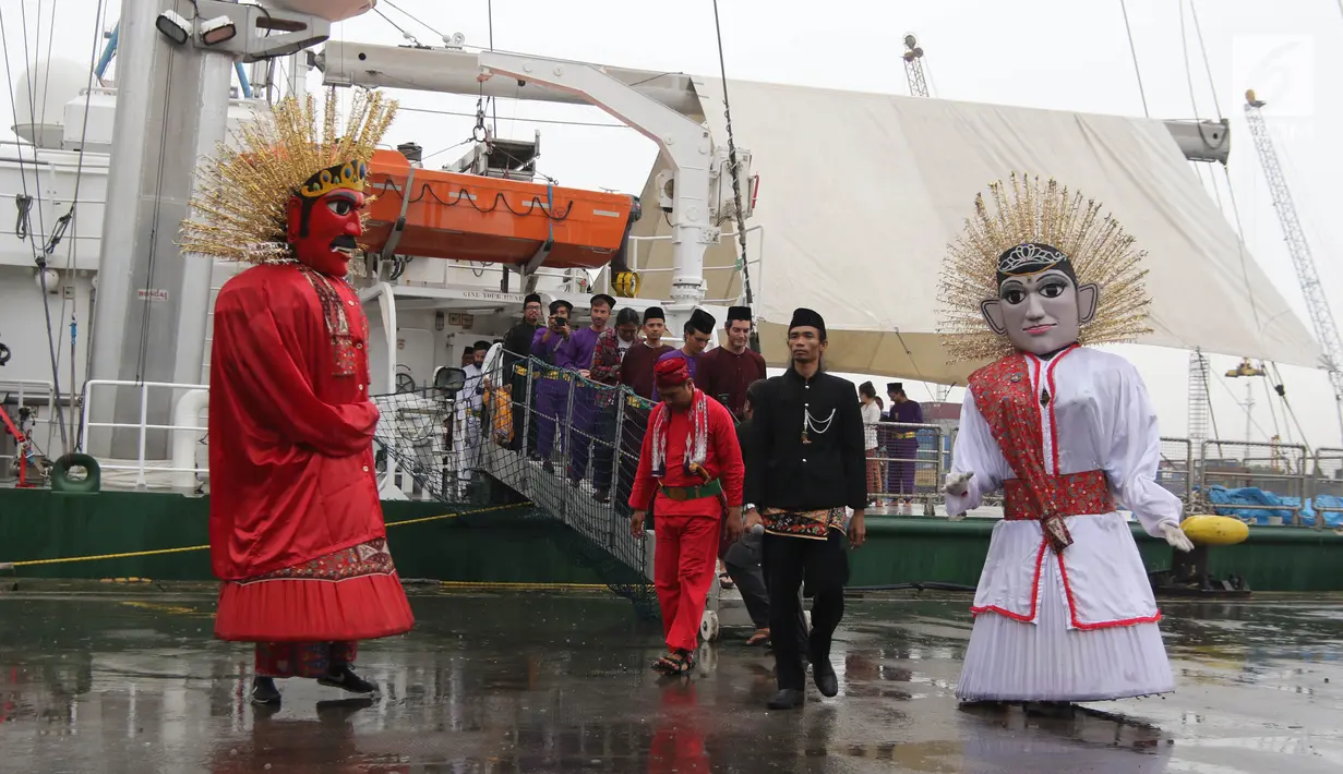 Ondel-ondel dan  pertunjukan palang pintu menyambut kapal Rainbow Warrior yang berlabuh di Pelabuhan Tanjung Priok, Jakarta, Senin (23/4). Pelayaran kapal legendaris Greenpeace ini mengusung tema “Jelajah Harmoni Nusantara”. (Liputan6/Arya Manggala)