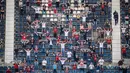 Para suporter terlihat di stadion Deutsche Bank Park sebelum pertandingan Bundesliga Jerman antara Eintracht Frankfurt melawan Arminia Bielefeld di Frankfurt, Jerman (19/9/2020). Sekitar 6.500 suporter diizinkan memasuki stadion untuk menonton. (Xinhua/Kevin Voigt)