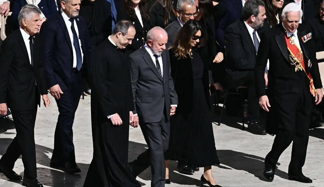 Presiden Brasil Luiz Inacio Lula da Silva (tengah) dan Ibu Negara Rosangela Lula da Silva tiba menjelang upacara pemakaman mendiang Paus Fransiskus di Lapangan Santo Petrus, Vatikan, 26 April 2025. (Filippo MONTEFORTE/AFP)