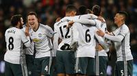 Para pemain Manchester United merayakan kemenangan atas West Ham United di Stadion Olympic, London, Senin (2/1/2017). (AFP/Adrian Dennis)