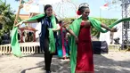 Seorang delegasi ikut menari pada pertunjukkan budaya nusantara di arena Pertemuan Tahunan IMF - World Bank 2018 di Nusa Dua Bali, Jumat (12/10). BeKraf dan LPS menyajikan beragam seni dan budaya Nusantara. (Liputan6.com/Angga Yuniar)