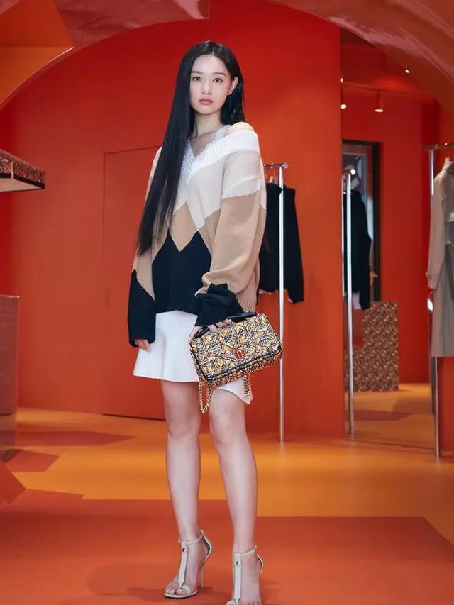 Transformasi Gaya Rambut Kim Ji Won. [@geewonii]