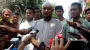 Penyidik KPK Novel Baswedan bersama Wadah Pegawai (WP) KPK memberi keterangan pers di sela silaturahmi di kediamannya di Kelapa Gading, Jakarta, Minggu (17/6). Silaturahmi digelar dalam rangka Idul Fitri. (Liputan6.com/JohanTallo)