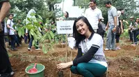 Putri Indonesia Lingkungan Hidup 2014 Elfin Pertiwi di Kecamatan Citeureup, Kabupaten Bogor, Jawa Barat, Sabtu (22/11).