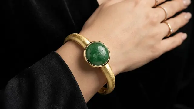 Bangle Emas Solid dengan Aksen Batu Alam Besar
