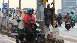 Pengendara sepeda motor melawan arus lalu lintas di akses persimpangan Jalan TB Simatupang - Jalan Antasari di Jakarta, Senin (8/4). Tidak adanya pengawasan serta sanksi tegas bagi pelanggar menyebabkan para pengendara tersebut nekat melawan arus lalu lintas. (Liputan6.com/Immanuel Antonius)
