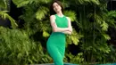 Summer look ala Fabienne Nicole yang baru saja terpilih menjadi Miss Universe Indonesia 2023. OOTD summer memang biasa menampilkan dress minimalis untuk memamerkan body goals, seperti terlihat dikenakan Fabienne Nicole. Ia mengenakan simple dress hijau tanpa lengan yang membalut tubuhnya dengan sempurna. [Foto: Instagram/fabienne_fng]