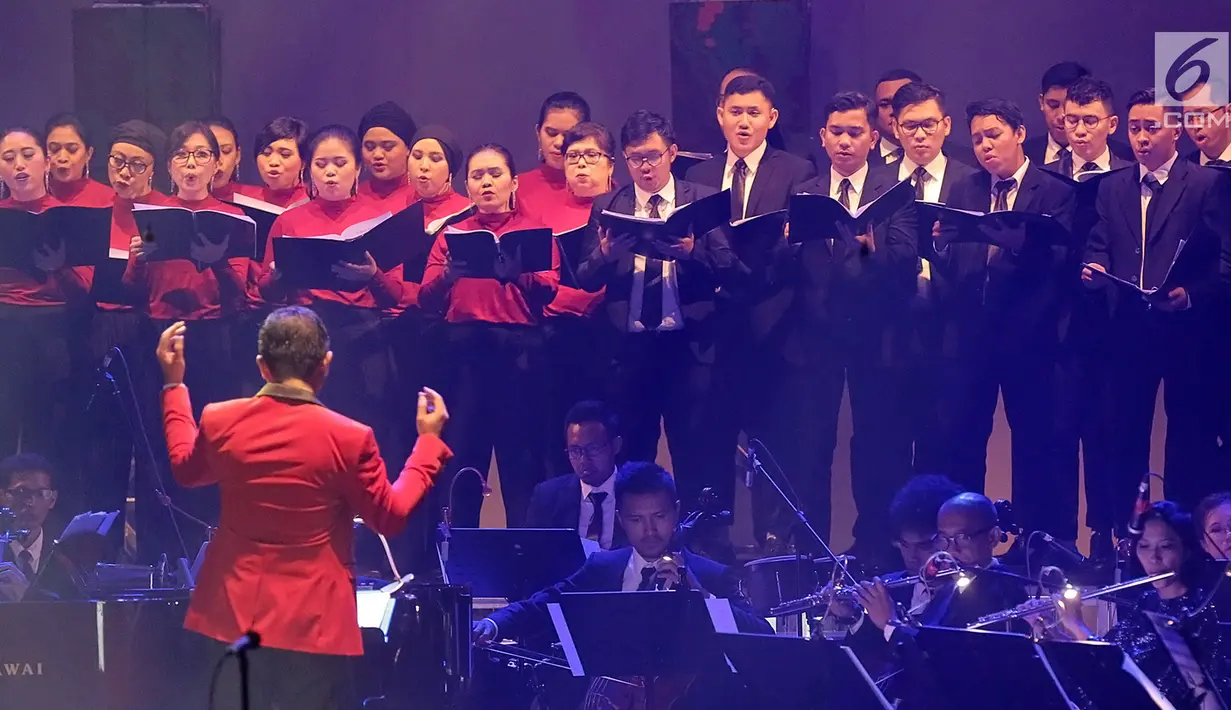 Konduktor Avip Priatna memimpin Konser Beat It A Tribute to Michael Jackson di Jakarta, Sabtu (1/12). The Resonanz Music Studio bersama Bakti Budaya Djarum Foundation menyelenggarakan konser untuk mengenang Michael Jackson. (New Fimela/Bambang Eros)