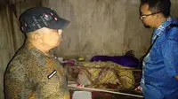 Proses evakuasi mbak nemi seorang nenek di jember yang tinggal di gudang rongsokan selama 10 tahun (Istimewa)