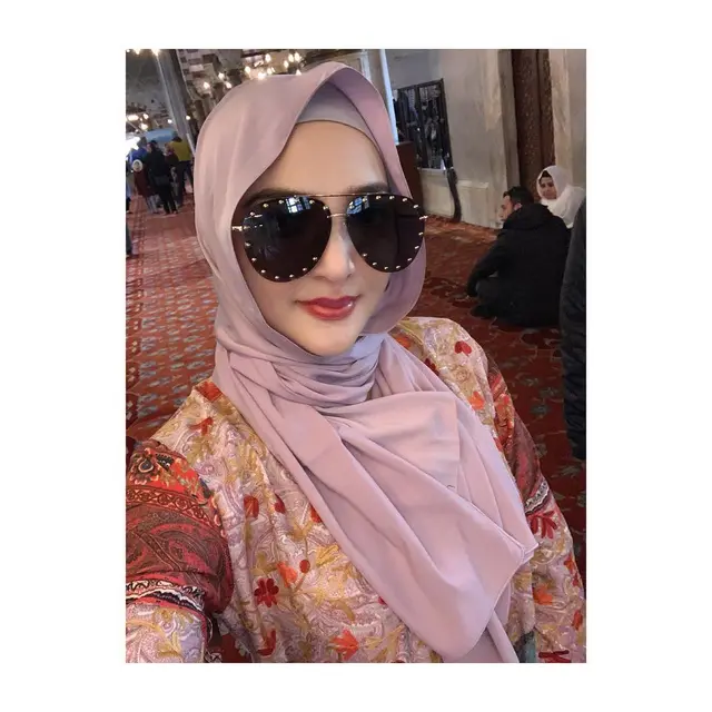 Ashanty mengenakan hijab saat liburan ke Turki.