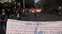 Puluhan massa yang tergabung dalam Jaringan aksi Solidaritas Membela Rakyat (JAS MERAH) membentangkan spanduk yang berisi tuntutan pembatalan UU Pilkada, Jakarta, (2/10/14). (Liputan6.com/Johan Tallo)