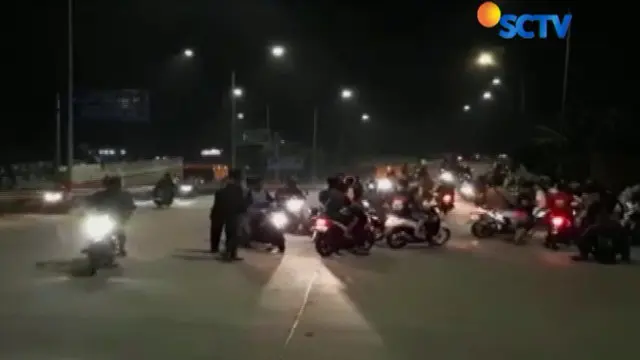 Cukup berisiko, apalagi olahraga pacu adrenalin liar ini menggunakan fasilitas jalan umum.