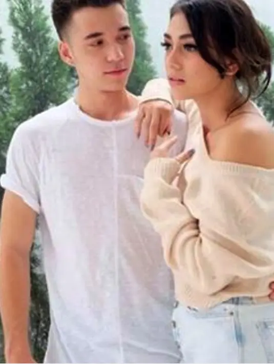 "This not reall" tulis pemilik akun steeffan_william. Beragam komentar bermunculan pada foto tersebut. "Hobby bgt y punya anak" tulis mayangkate16, dan masih banyak lagi. (Instagram)